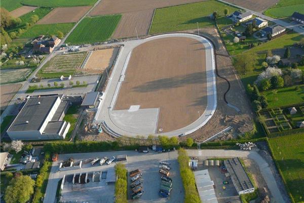 Aanleg sportpark met kunststof atletiekpiste in PU, natuurgras voetbalveld, multisport en Finse piste - Sportinfrabouw NV